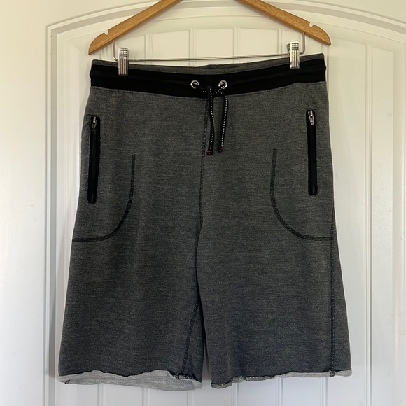 Free Planet Shorts Size 34 - Picture 1 of 5